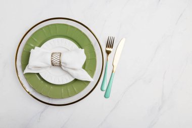 Servis masası seti yeşil tabak ve peçete, altın çatal ve bıçak