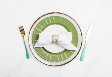 Altın sofra takımlı şenlikli servis tabağı