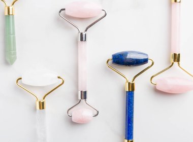 Beyaz mermer zemin üzerinde yeşim silindirler.