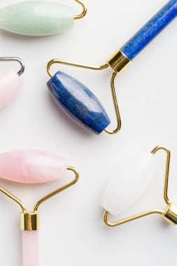 Beyaz arkaplan üzerindeki kuvars silindirlerini kapat