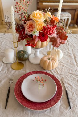 Masada dekor çiçekleri ve balkabağı olan masa hazır.