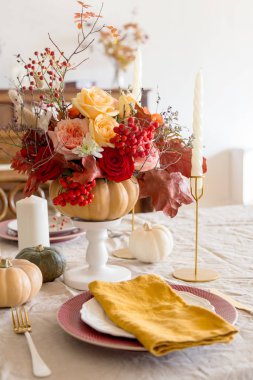 Kutlama masasına boş servis tabağı