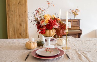 Boş tabak ve sofra takımı olan tablo ayarı