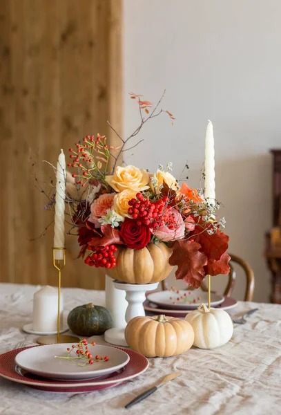Saisonale herbstliche Tischdekoration mit Blumen — Stockfoto