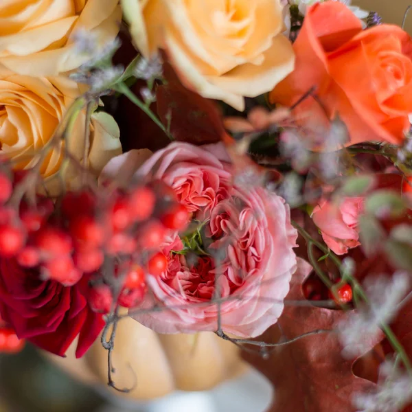 Kutlama için masaya çiçekler.