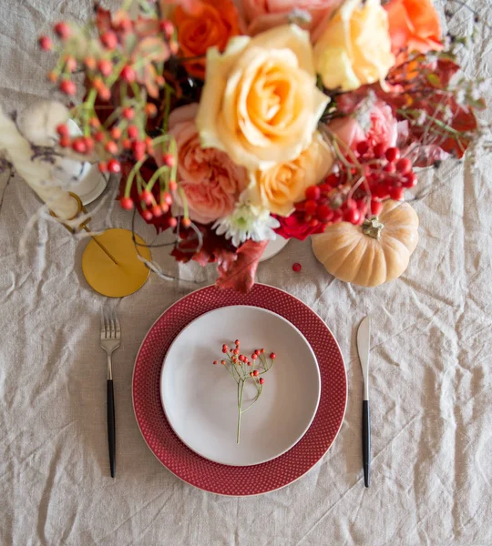 Piatto vuoto con fiori sul tavolo — Foto Stock