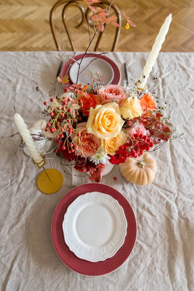Posto tavola per due con fiori — Foto Stock