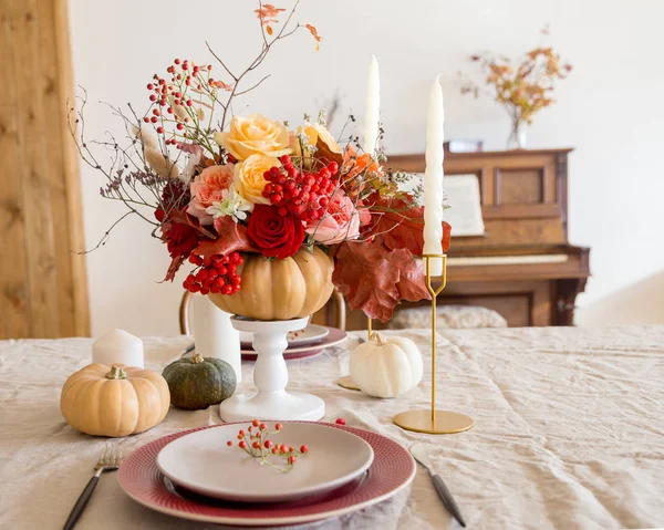 Réglage de table avec assiettes vides et vaisselle — Photo