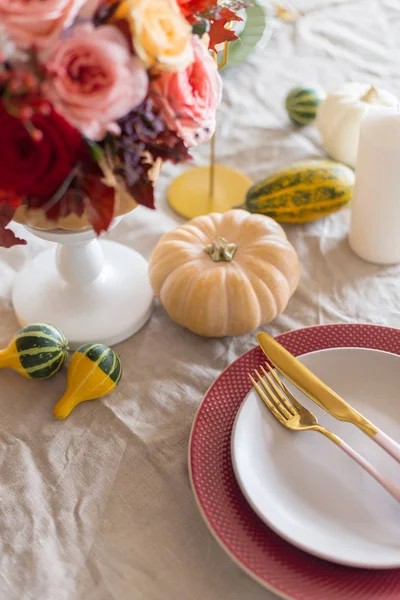 季节性餐桌上空盘子里的黄金餐具 — 图库照片