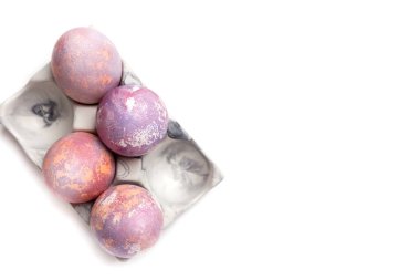 Beyaz manzaralı yumurta kutusu ve paskalya yumurtaları.