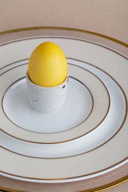 Tatil masası olarak boş tabakta küçük bir arkaplan ve sarı yumurta