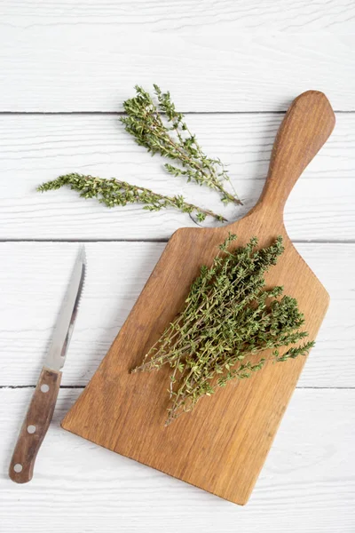 Bosje Tijm Houten Snijplank Witte Houten Ondergrond Met Mes Concept — Stockfoto