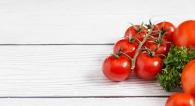 Üzümlü vişneli domates. İçeriği olan metin için uzay resmini kopyalama kavramı. Arka plan olarak beyaz tahta kiraz taze çiğ domates