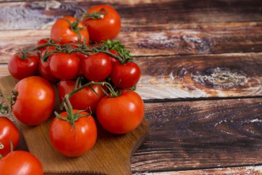 Lezzetli kırmızı taze domatesleri tahtaya maydanoz ve beyaz ahşap arka planda sarımsak ile kes.