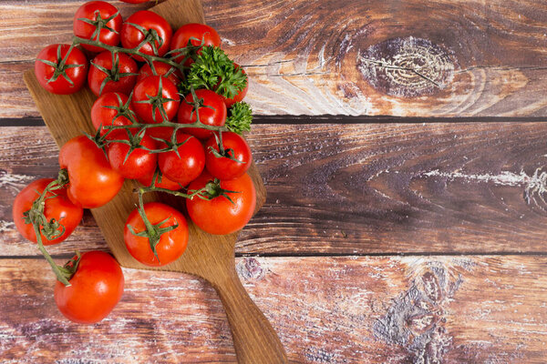 Помидоры на фоне деревянной доски. Пустой для меню в ресторане. Концепция свежих ингредиентов картина. Вид сверху, плоский, раскладка
