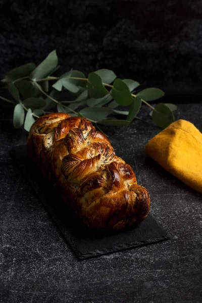 Torta Dolce Tradizionale Avvolta Con Semi Papavero Con Tovagliolo Giallo — Foto Stock