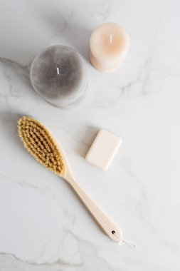 Vücut fırçalı el sabunu ve banyodaki mermer arka planda mumlar. Asgari arkaplan, metin, şablon, kopyalama alanı, üst görünüm, düz konum, serme, güzellik kadın kümesi kavramı için serbest alan