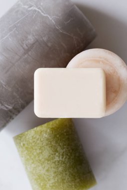 El sabunu, arka planda mumlarla yer kaplamak için. Üst görünüm, metin, şablon, çerçeve için boş alan, resmi dezenfekte etme kavramı