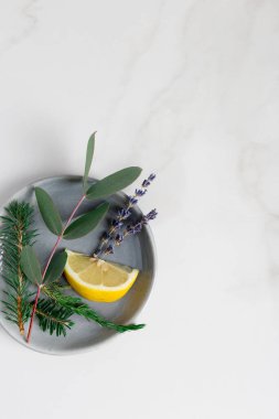 Boş alanı, gerekli kokulu yağ bileşenleriyle kapatın. Okaliptüs, limon, gri tabakta lavanta. Kozmetik için malzeme kavramı