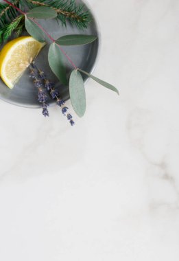 Boş alanı, gerekli kokulu yağ bileşenleriyle kapatın. Okaliptüs, limon, gri tabakta lavanta. Kozmetik için malzeme kavramı