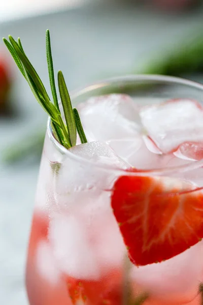 Limonade Met Aardbeien Rozemarijn Glas Met Ijs Begrip Zomerdrank — Stockfoto
