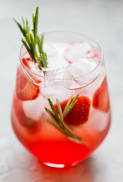 Limonade Met Aardbeien Ijs Siroop Met Rozemarijn Kruid Lichtgrijze Achtergrond — Stockfoto