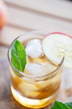 Naneli buzlu elma suyu ve bardakta garnitür. Güneşli bir günde taze içecek kavramı