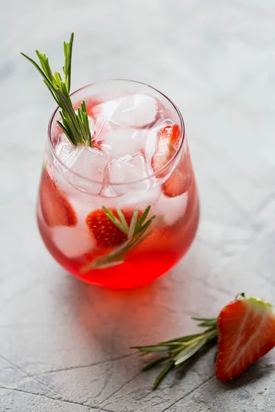 Verfrissende Aardbeienijsdrank Glas Met Rozemarijnkruid Concept Van Recept Van Koele — Stockfoto