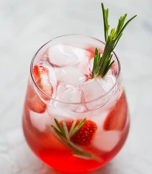 Macro Cocktail Met Aardbeien Ijs Rozemarijn Concept Van Recept Blanco — Stockfoto