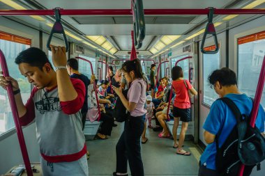 Singapur - 19 Mart 2018: İnsanlar tek raylı bir vagona biniyor