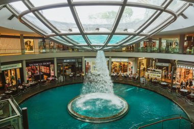 Singapur - 19 Mart 2018: Kentin alışveriş merkezinde Girdap Çeşmesi