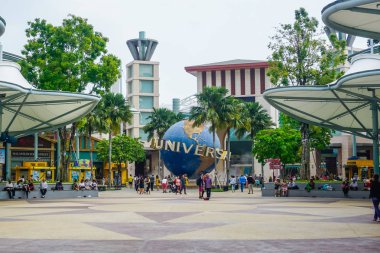 Singapur - 20 Mart 2018: Universal Stüdyoları Singapur ve Büyük Evrensel Stüdyolar Gezegeni 'nin girişinde