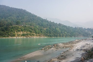 Rishikesh, Hindistan 'daki güzel turkuaz Ganj Nehri