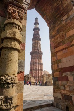 Delhi, Hindistan - 28 Ekim 2017: Kutub Minar - dünyanın en uzun tuğla minaresi