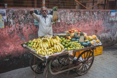 Rishikesh, Hindistan - 3 Kasım 2017: Sokak yemekleri satıcısı