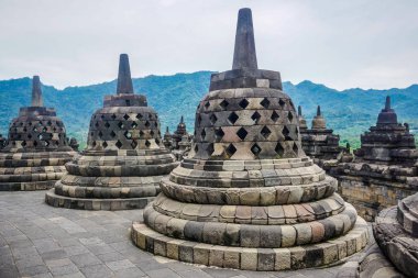Borobudur Tapınağı - dünyanın en büyük Budist tapınağı.