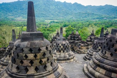 Borobudur Tapınağı - dünyanın en büyük Budist tapınağı.