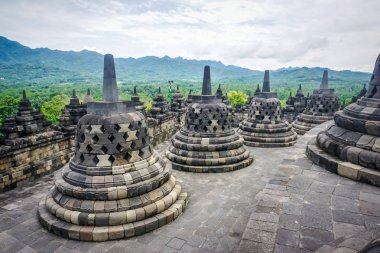 Borobudur Tapınağı - dünyanın en büyük Budist tapınağı.