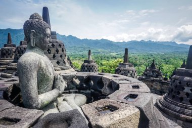 Borobudur Tapınağı - dünyanın en büyük Budist tapınağı.
