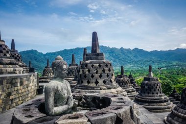 Borobudur Tapınağı - dünyanın en büyük Budist tapınağı.