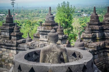 Borobudur Tapınağı - dünyanın en büyük Budist tapınağı.