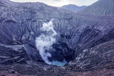 Bromo volkanı krateri.