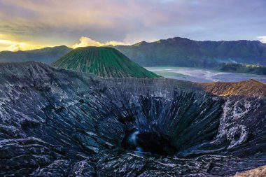 Bromo volkanı krateri.