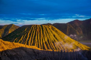 Bromo volkanında güzel bir gün batımı.