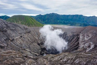 Bromo volkanı krateri.