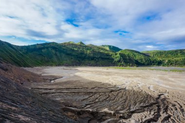 Bromo yanardağına giden çorak arazi.