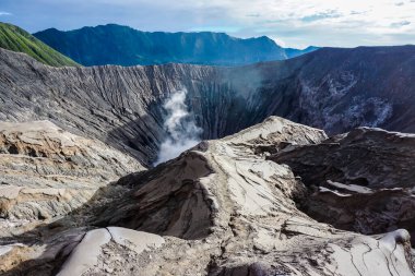 Bromo volkanı krateri.