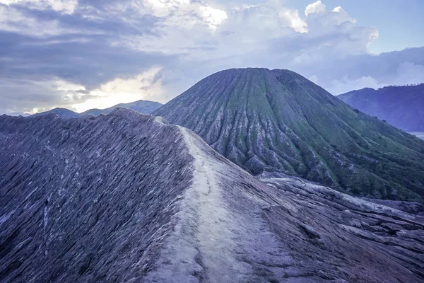 ブロモ火山の頂上からの黙示録的な風景 — ストック写真