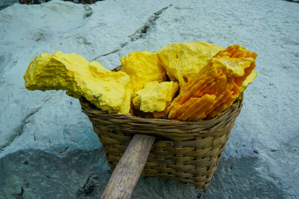 Добыча серы из кратера Идженского вулкана
