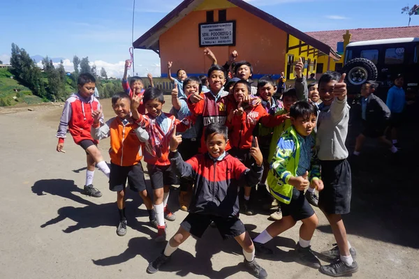 Volcán Bromo Indonesia Marzo 2018 Alegre Pueblo Indonesio Para Niños — Foto de Stock